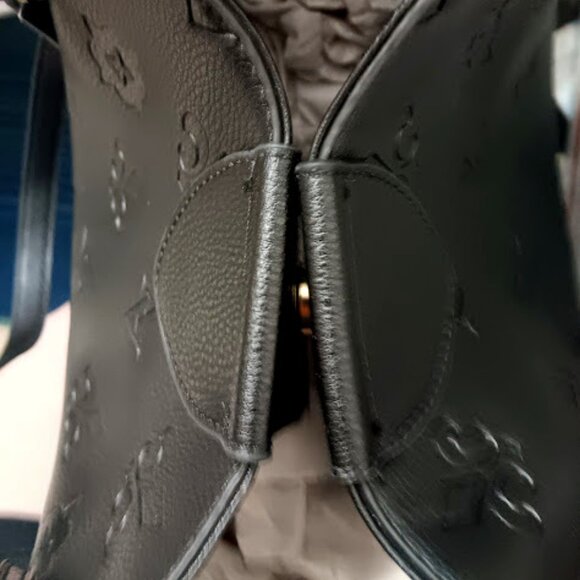 ADRIENNE VITTADINI 2pc Black Signature Fleur-De-Lis/AV Monogram Tote Bag + Pouch - Picture 10 of 12